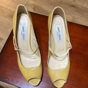 They are like a yellow tan color as in pictures.